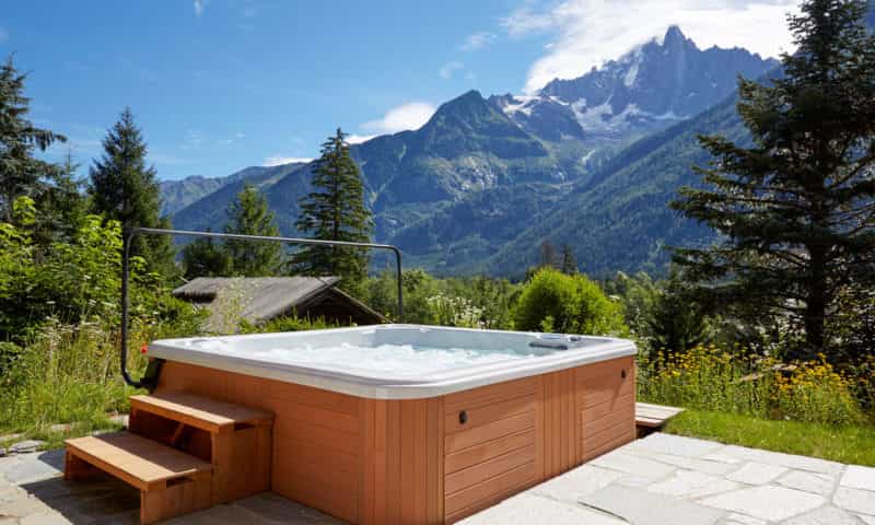 an outdoors jacuzzi surrounded by mountains