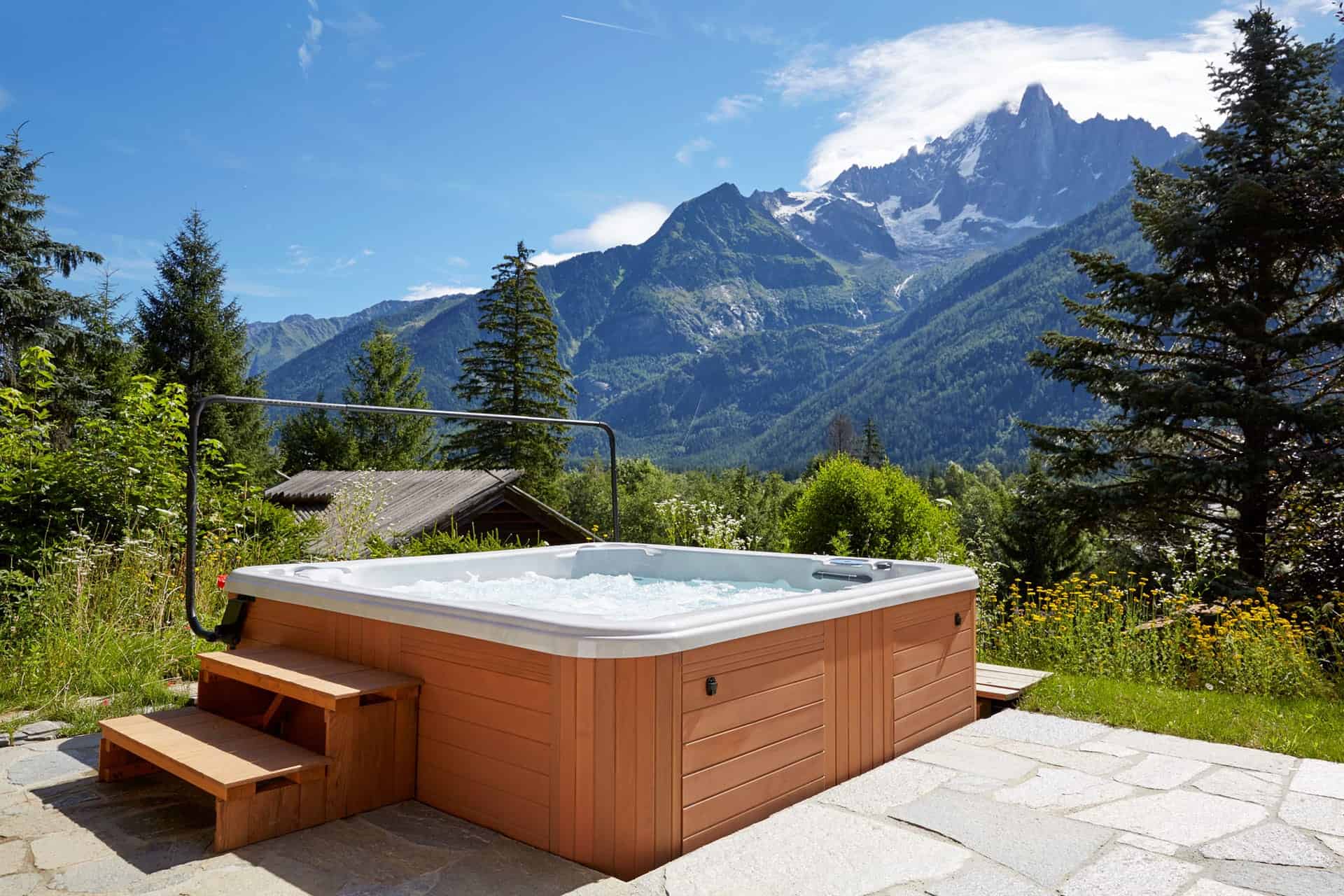 an outdoors jacuzzi surrounded by mountains