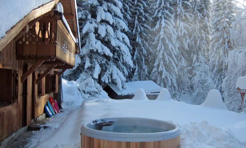 luxury-outdoor-hot-tub