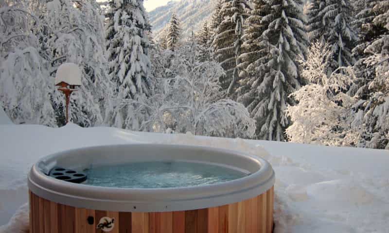 outdoor-hot-tube-in-mountain-forest