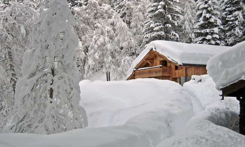 traditional-ski-chalets-in-mountains