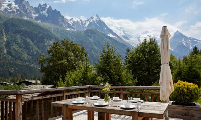 an outdoor table with mountain views