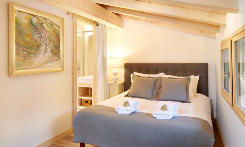 image of a eco lodge bedroom