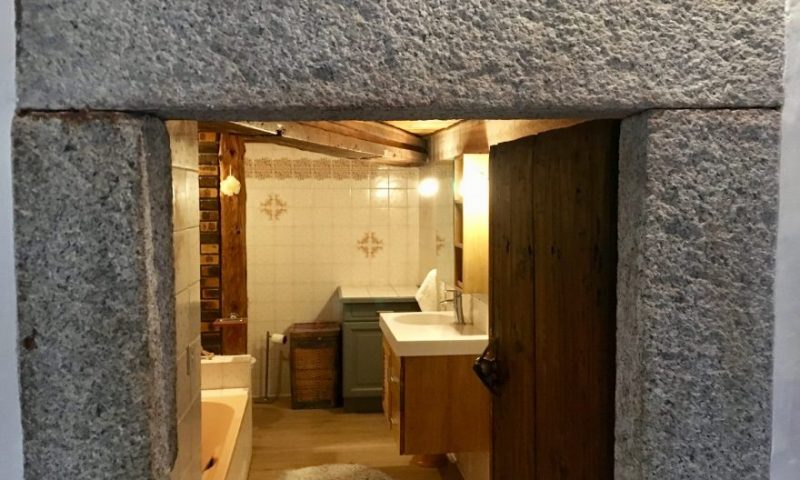 Bathroom downstairs (1)